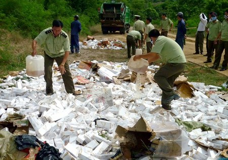 Police destroy smuggled cigarettes in Khanh Hoa Province on June 23. (Photo: SGGP) Police destroy smuggled cigarettes in Khanh Hoa Province on June 23. (Photo: SGGP)